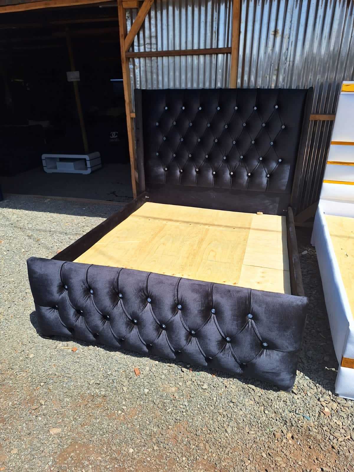 Black 5/6 tufted bed