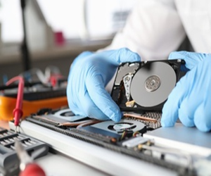 20210703060522-gloved-master-holds-hard-drive-diagnostics-repair-computer-equipment-concept_151013-17556.jpg.jpg